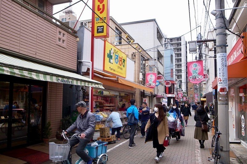 便利な商店が並ぶ「江戸川橋地蔵通り商店街」
