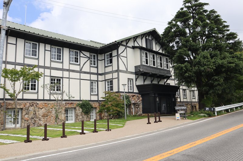 優美な姿が緑に調和する旧「六甲山ホテル」本館