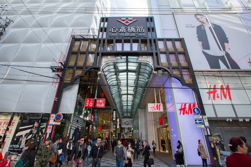 古くから大阪のショッピングタウンとして発展してきた「心斎橋筋商店街」周辺