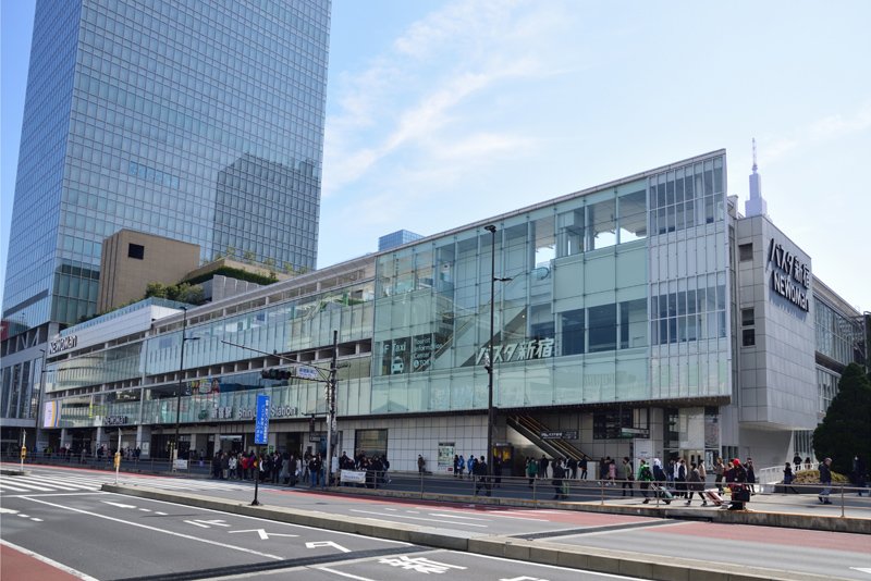 「新宿」駅と「バスタ新宿」も近い